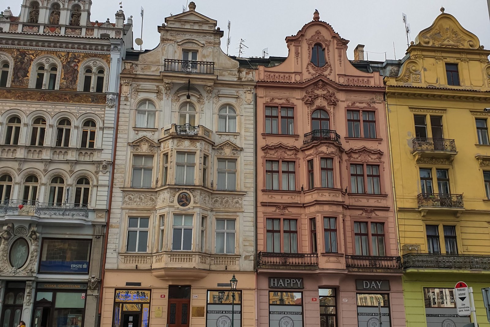 4 perrengues que passamos viajando 3 Aceitamos Viagens perrengue de viagem pilsen edificios edited scaled perrengues