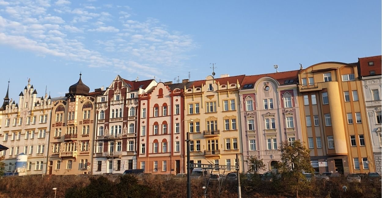 10 lugares que visitar em Pilsen, a capital da cerveja, na Chéquia 1 Aceitamos Viagens pilsen Foto de prédios em Pilsen na República Tcheca