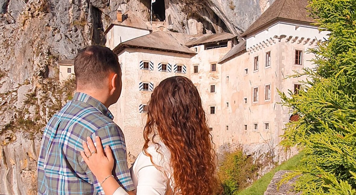 castelo de predjama por fora