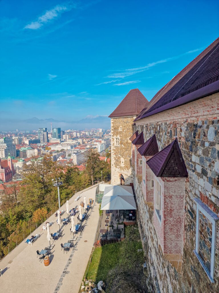 O que fazer na Eslovênia? Roteiro de 4 dias 7 Aceitamos Viagens o que fazer na eslovênia o que fazer na eslovenia castelo de liubliana 1