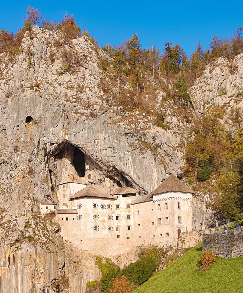 O que fazer na Eslovênia? Roteiro de 4 dias 10 Aceitamos Viagens o que fazer na eslovênia o que fazer na eslovenia castelo predjama