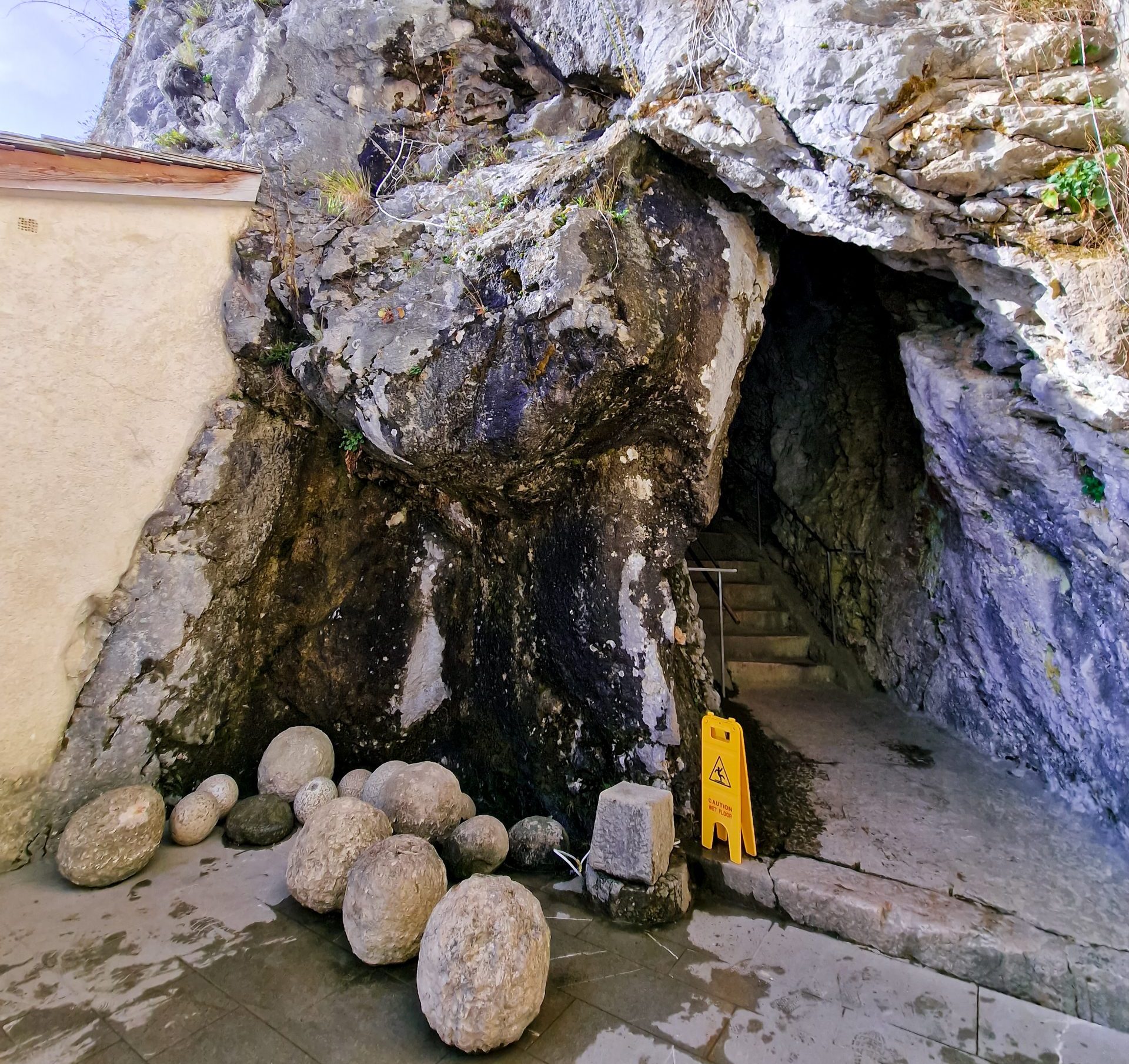 castelo de predjama balas de canhão