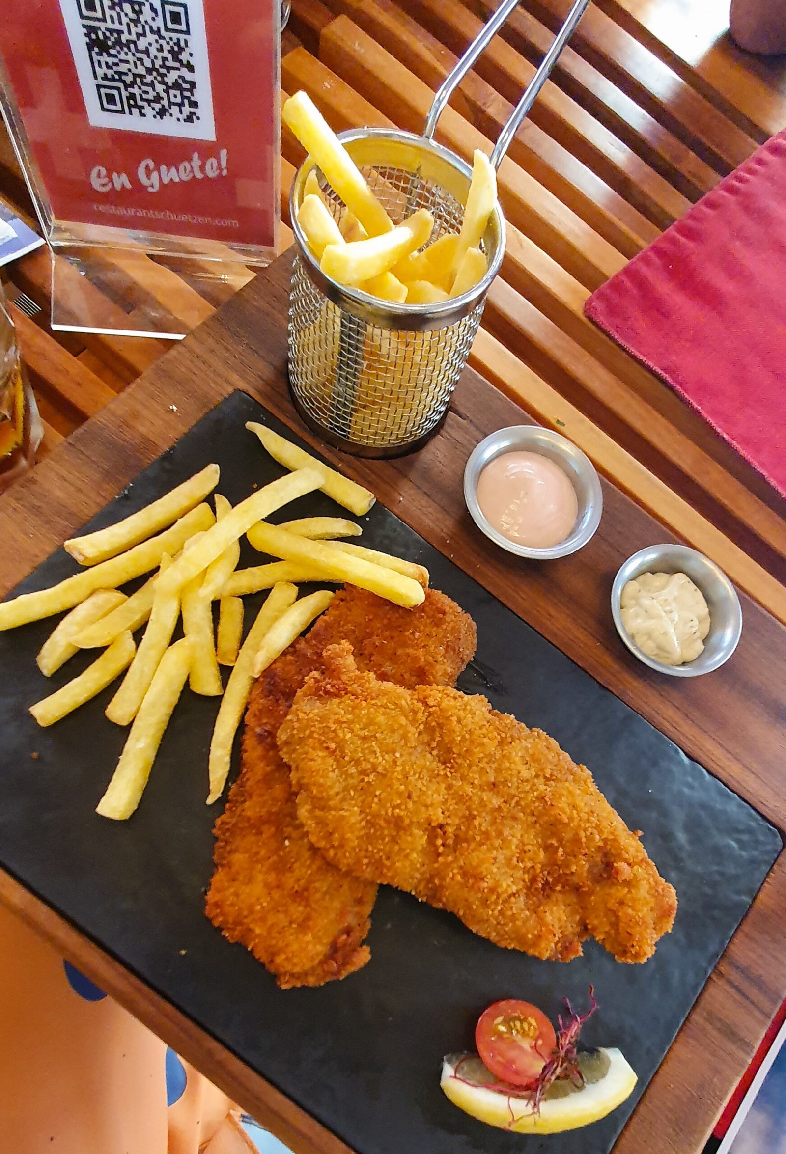Guia de melhores restaurantes onde comer em Zurique 8 Aceitamos Viagens onde comer em zurique Schnitzel: carne empanada frita com batata frita e dois molhos
