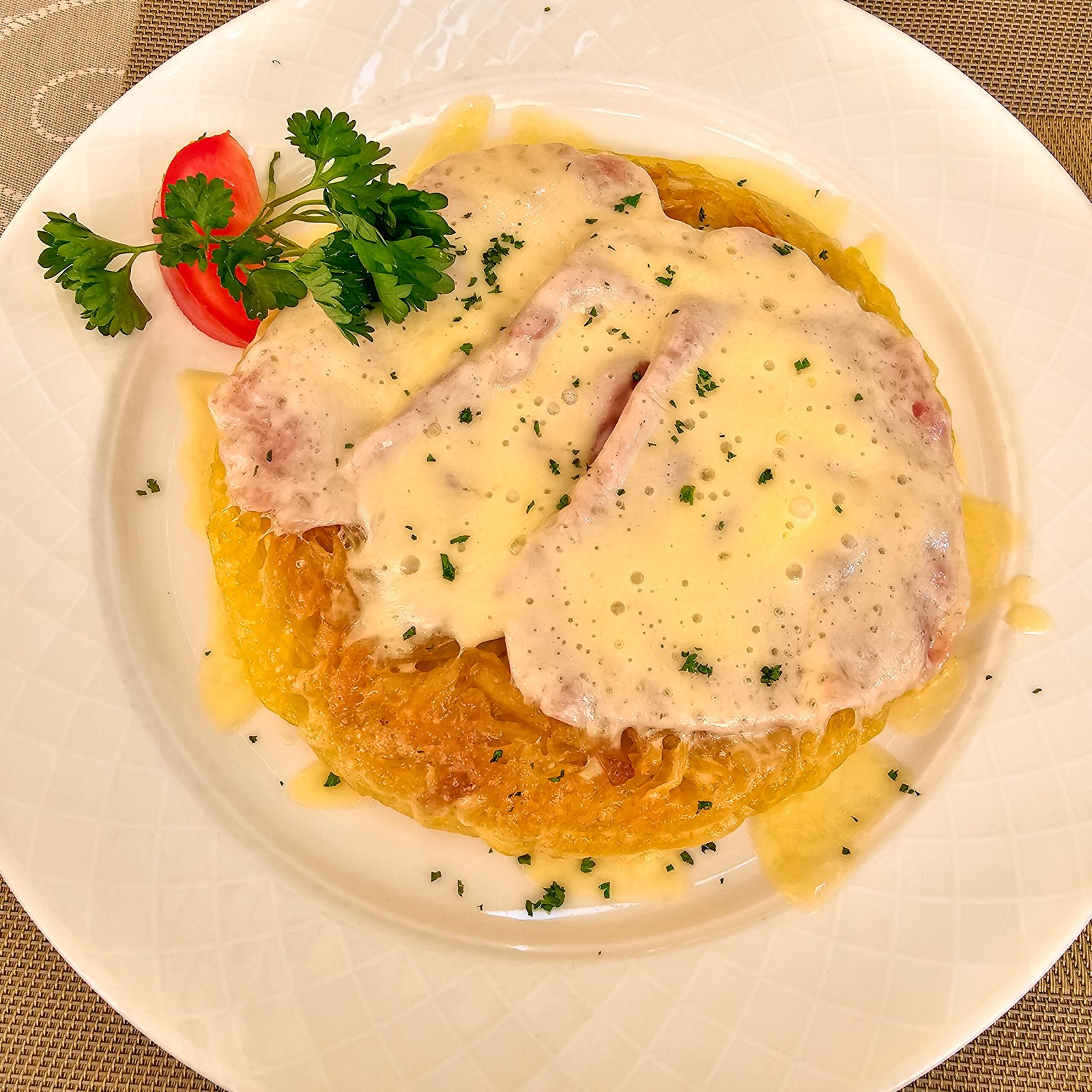 Guia de melhores restaurantes onde comer em Zurique 4 Aceitamos Viagens onde comer em zurique um prato com batata Rösti e queijo derretido e bacon
