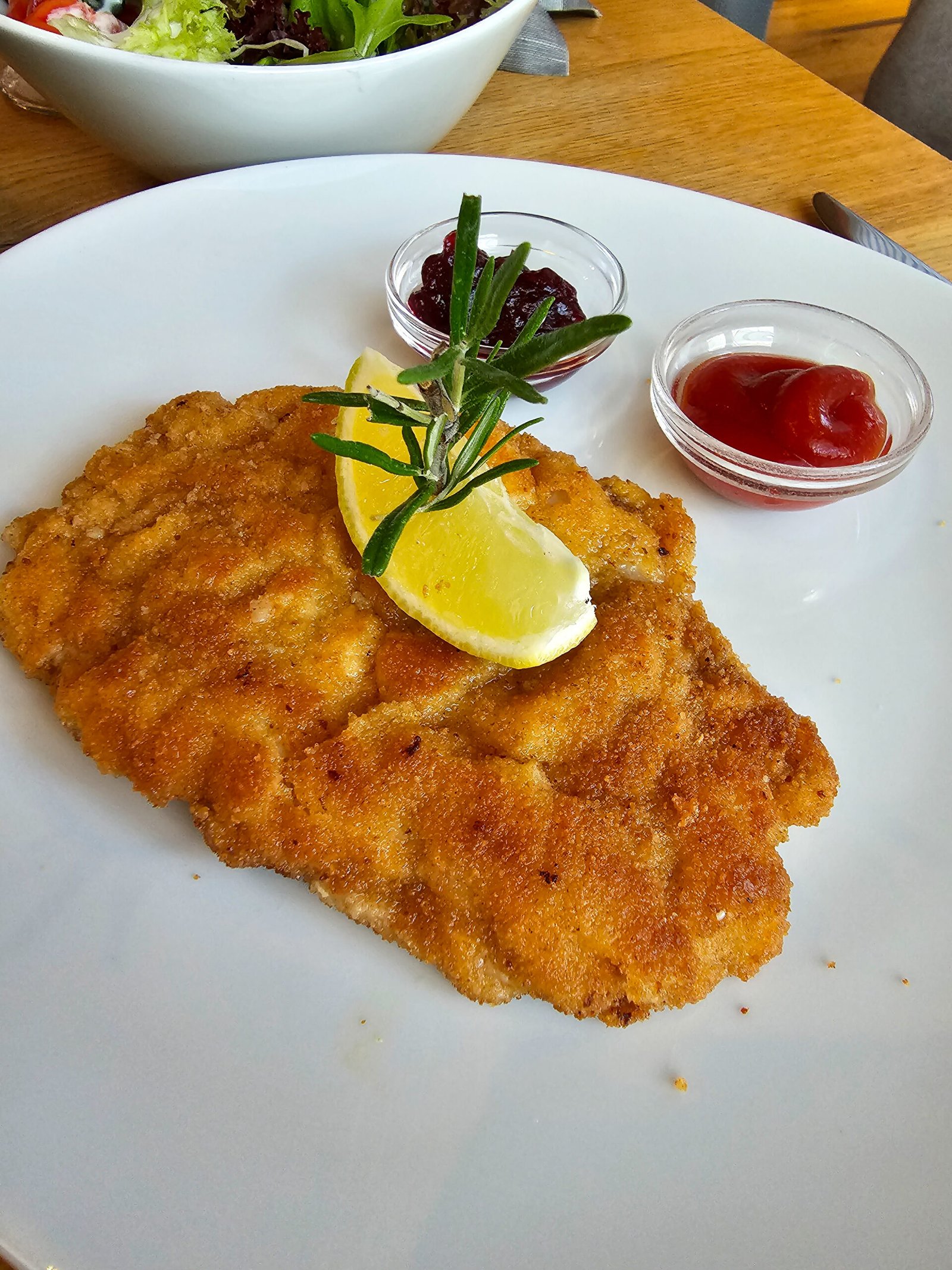 Guia de melhores restaurantes onde comer em Zurique 7 Aceitamos Viagens onde comer em zurique Schnitzel: carne empanada frita com um limão encima e dois molhos.
