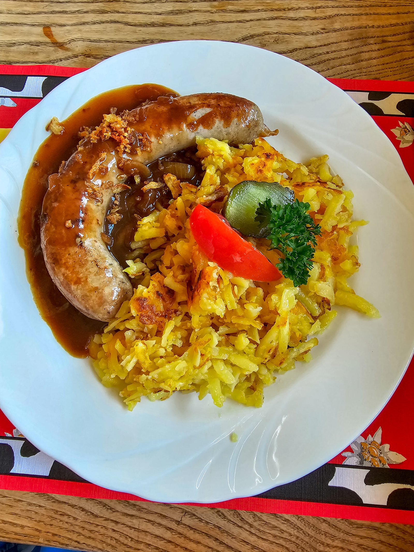 Guia de melhores restaurantes onde comer em Zurique 5 Aceitamos Viagens onde comer em zurique prato com batata Rösti e uma Bratwurst