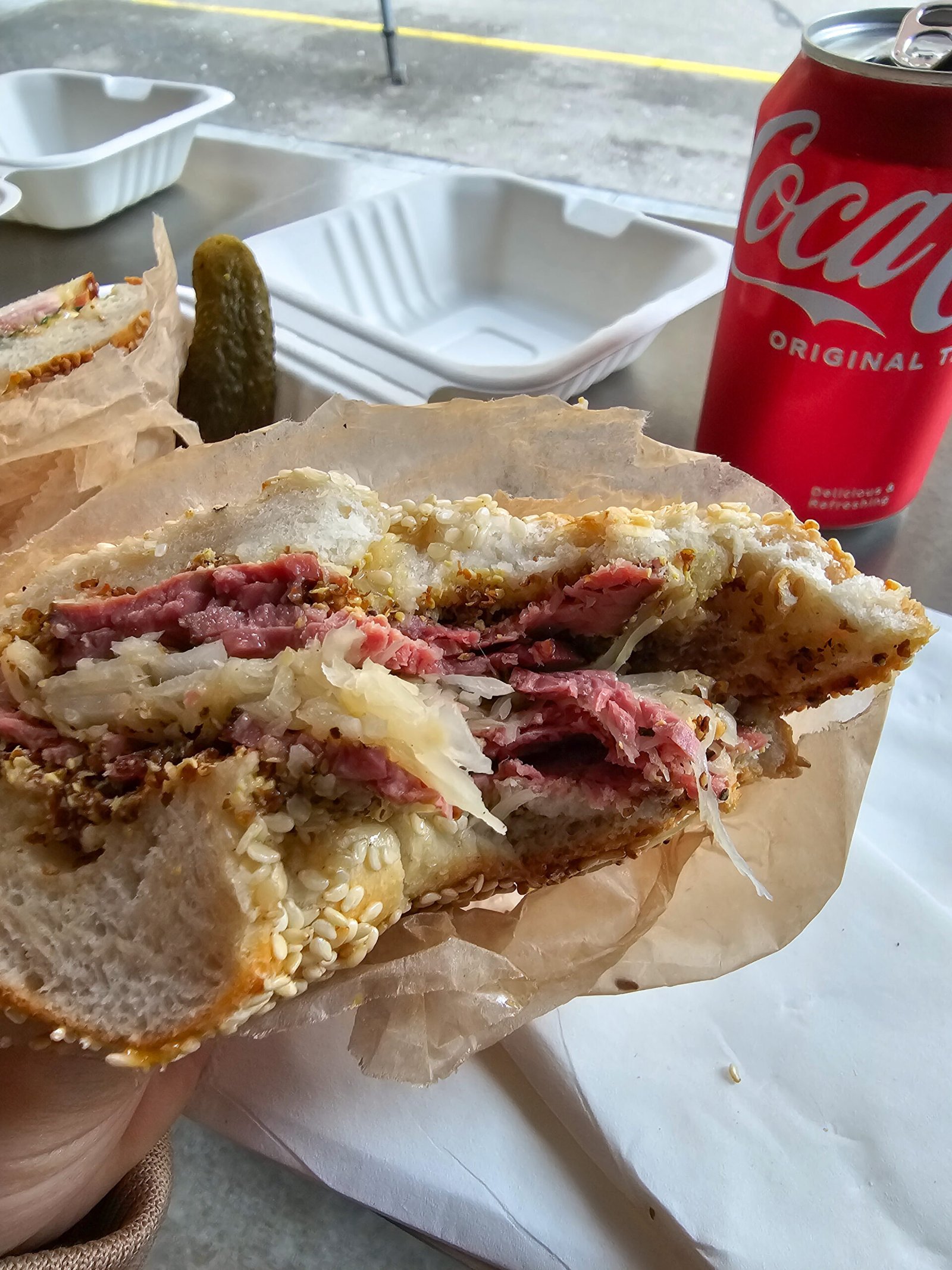 Guia de melhores restaurantes onde comer em Zurique 19 Aceitamos Viagens onde comer em zurique Bagel recheado e mordido