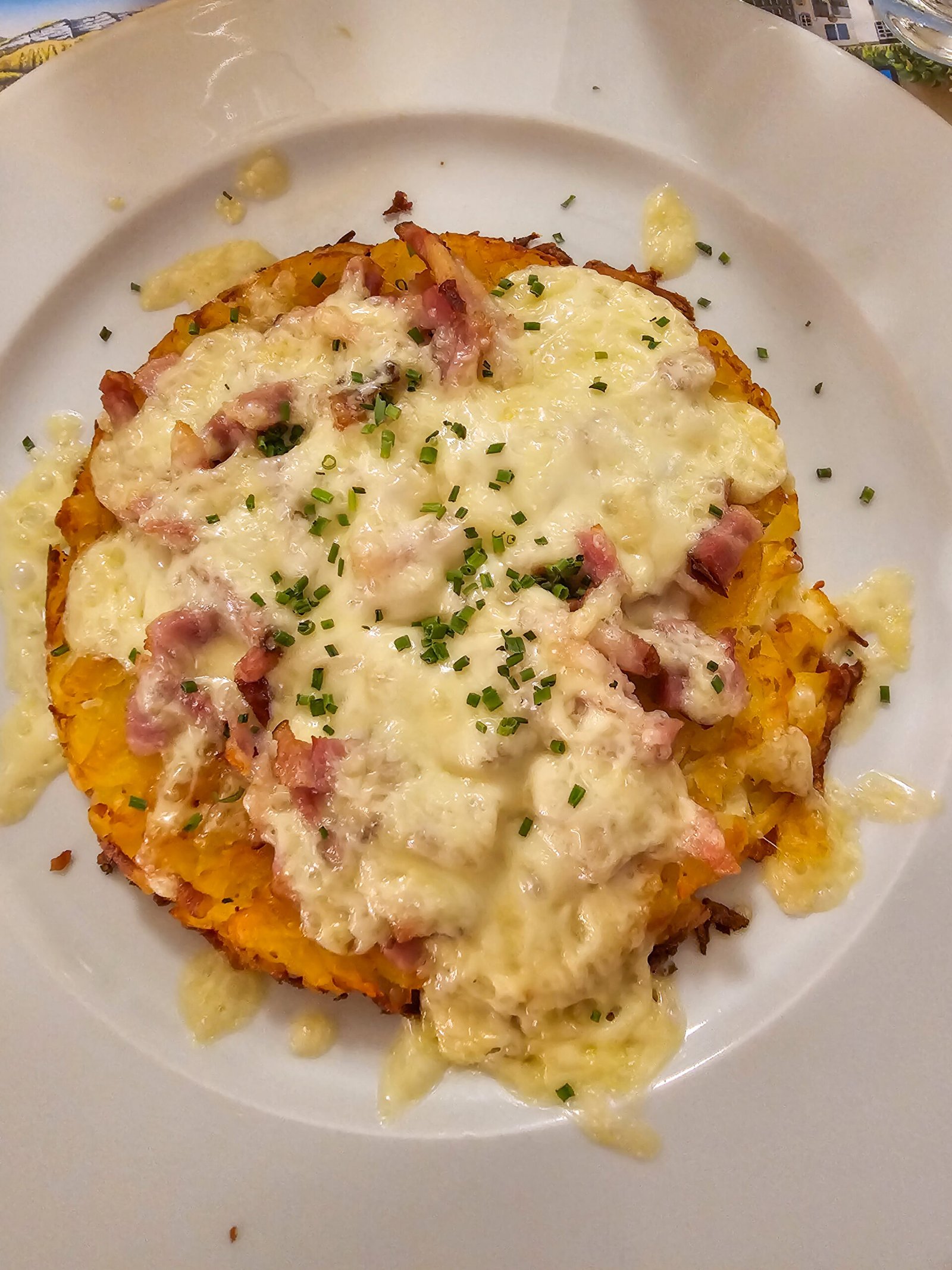 Guia de melhores restaurantes onde comer em Zurique 6 Aceitamos Viagens onde comer em zurique um prato com batata Rösti e queijo derretido e bacon
