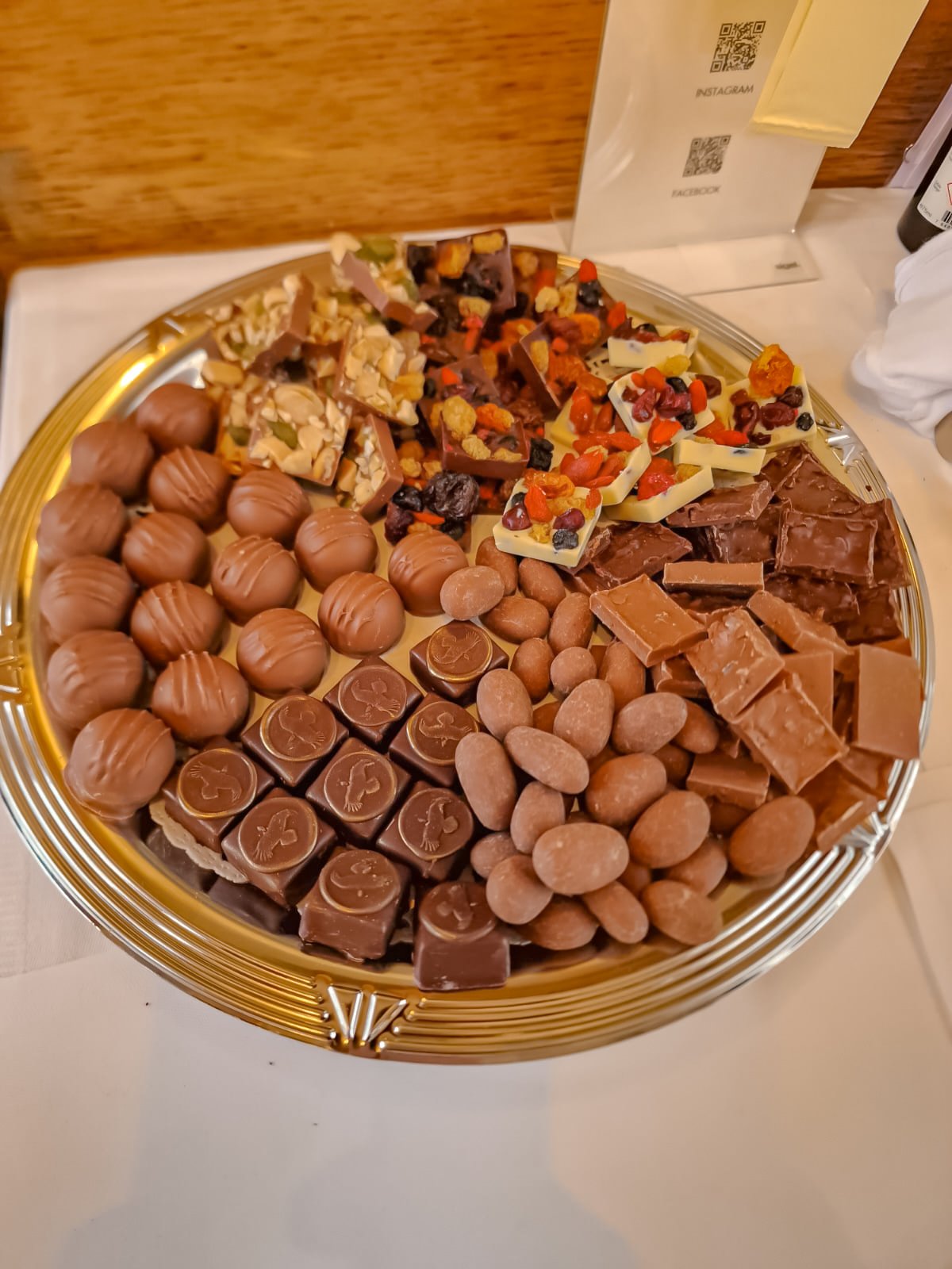 Guia de melhores restaurantes onde comer em Zurique 17 Aceitamos Viagens onde comer em zurique Bandeija com várias trufas de chocolate