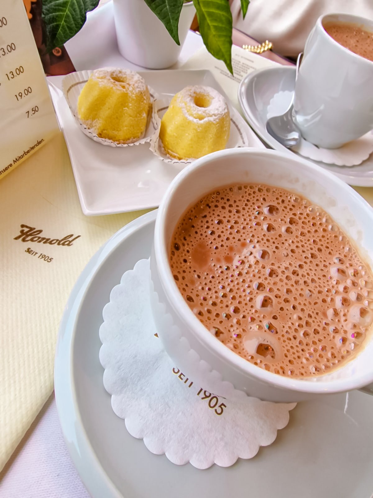 Guia de melhores restaurantes onde comer em Zurique 16 Aceitamos Viagens onde comer em zurique Chocolate quente com dois bolinhos de amêndoas