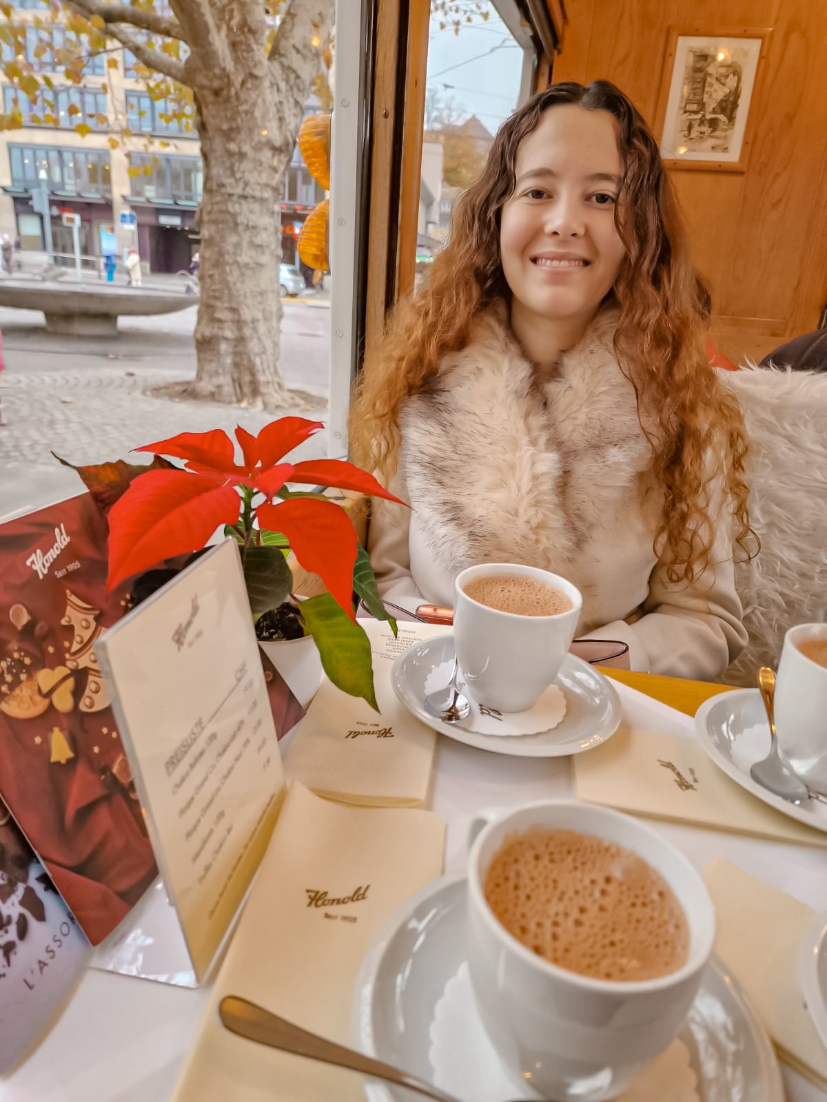 Guia de melhores restaurantes onde comer em Zurique 18 Aceitamos Viagens onde comer em zurique Mesa com dois chocolates e uma mulher atrás