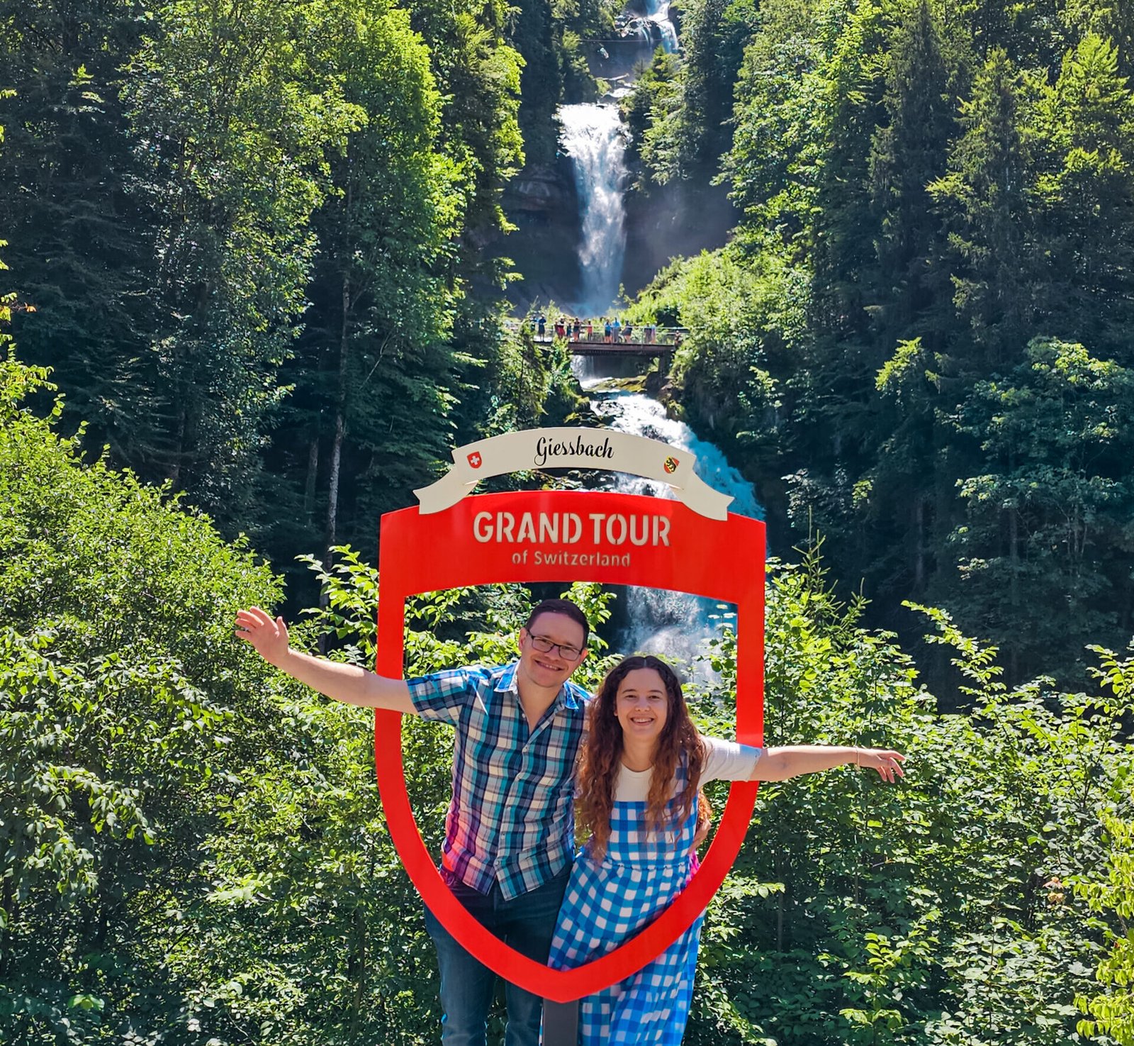 30 curiosidades da Suíça que você precisa conhecer 5 Aceitamos Viagens curiosidades da Suíça,curiosidades sobre a Suíça Duas pessoas em frente a uma cachoeira