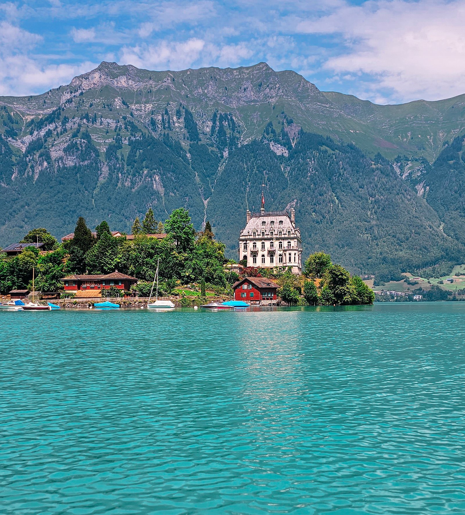 30 curiosidades da Suíça que você precisa conhecer 4 Aceitamos Viagens curiosidades da Suíça,curiosidades sobre a Suíça Um palácio em frente a um lago azul turques