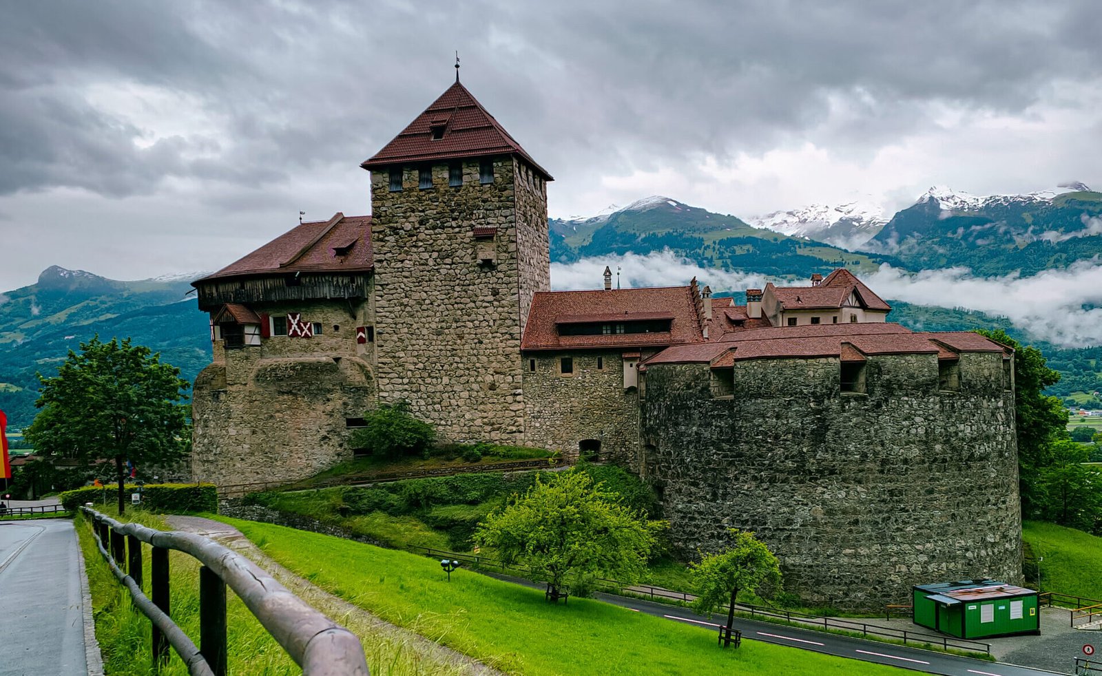 O que fazer em Liechtenstein? 2 Aceitamos Viagens o que fazer em Liechtenstein o que fazer em Liechtenstein Castelo de Vaduz 1 scaled e1744894285753
