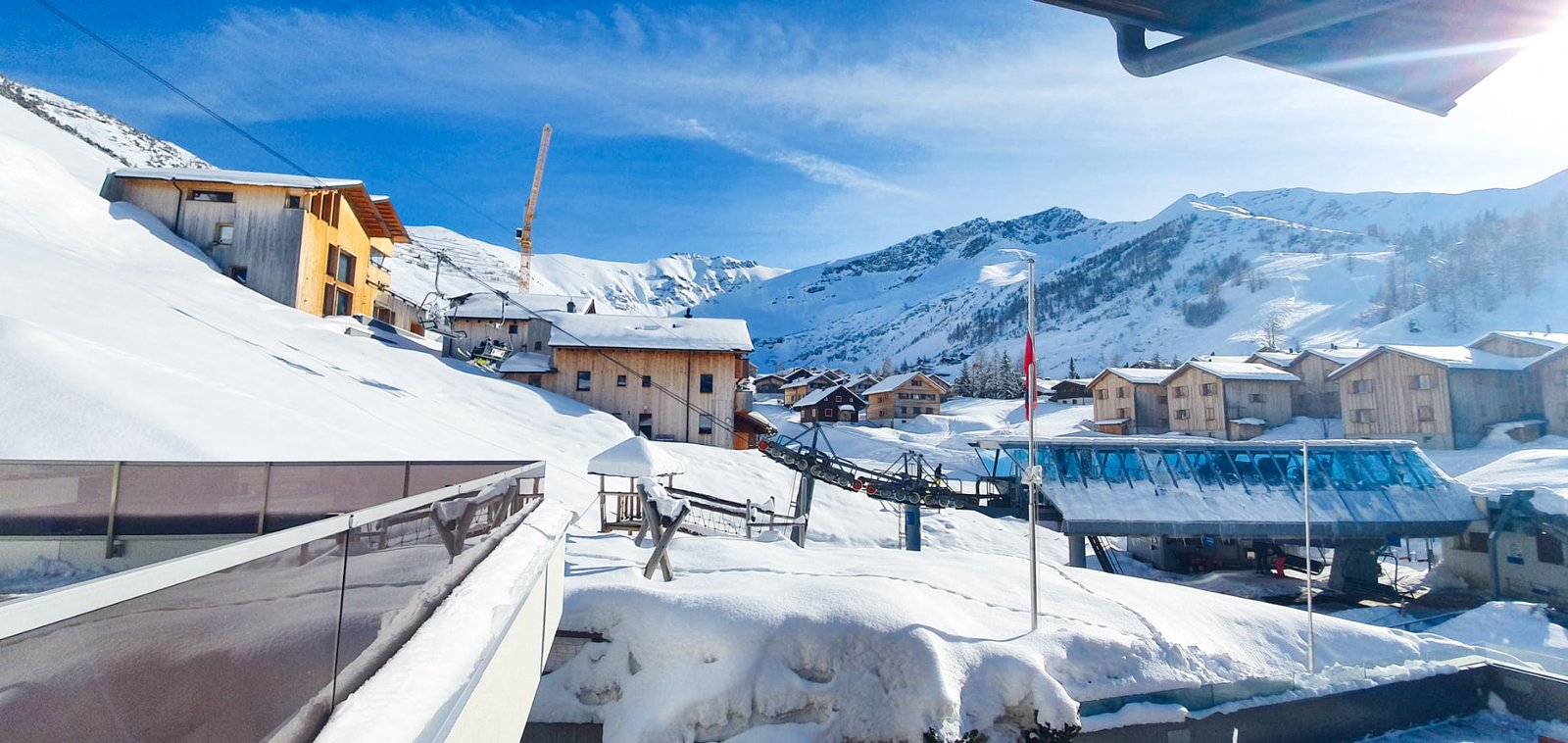 O que fazer em Liechtenstein? 3 Aceitamos Viagens o que fazer em Liechtenstein VIstas de montanhas nos Alpes cubertas ne neve