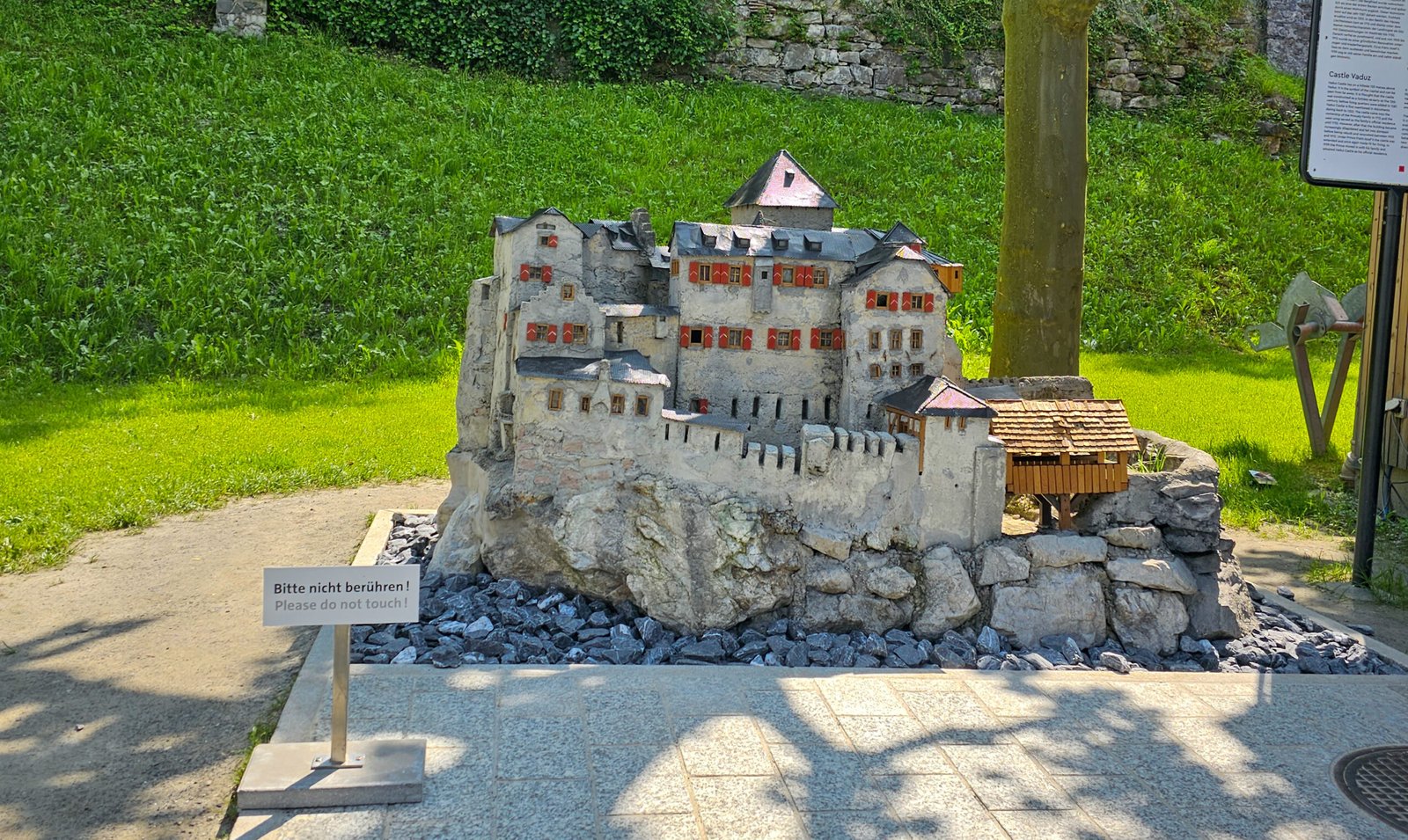 O que fazer em Liechtenstein? 5 Aceitamos Viagens o que fazer em Liechtenstein miniatura do castelo de Vaduz