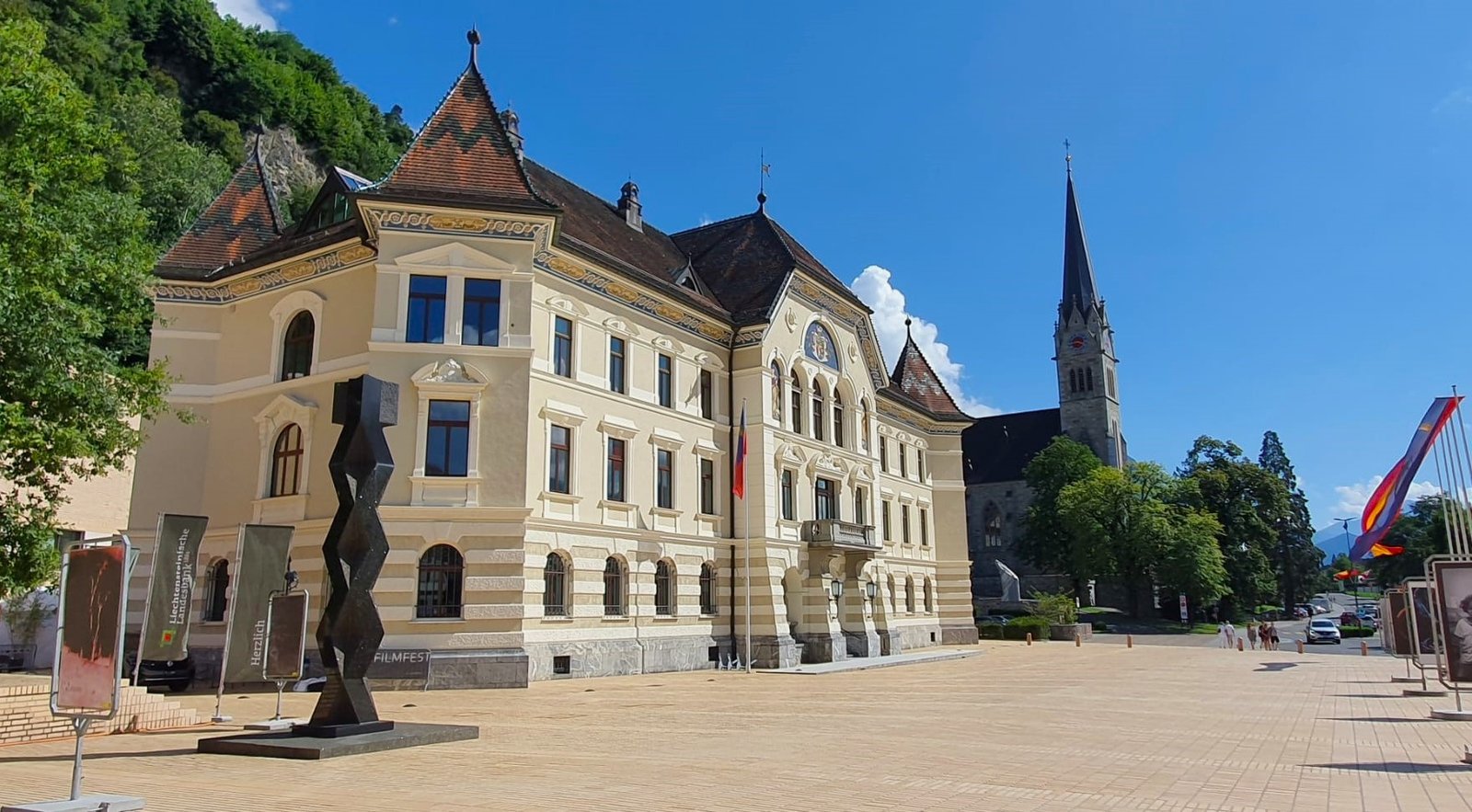 O que fazer em Liechtenstein? 4 Aceitamos Viagens o que fazer em Liechtenstein o que fazer em Liechtenstein parlamento