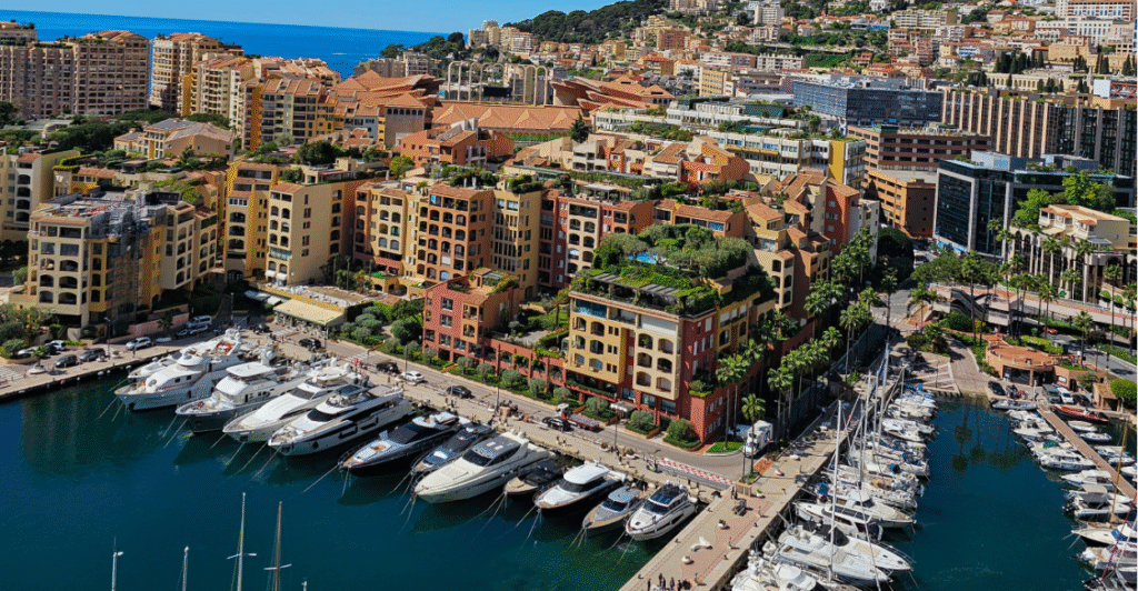 imagem do porto de monaco, prédios coloridos e barcos, melhores destinos de verão na europa em 2025